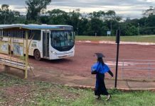Estudante da Unir faz ensaio de formatura em ônibus que usou durante 5 anos