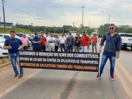 Motoristas de aplicativos bloqueiam rodovia para protestar em apoio a redução do ICMS e contra lei que regulamenta classe em Vilhena