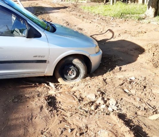 Usando pedras, morador arruma a própria rua e prefeitura desfaz serviço alegando patrolamento: “Estão lá os buracos de novo”