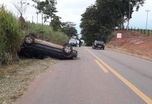 Buraco na pista teria sido causa de capotamento de veículo em Colorado