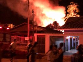 Casa é consumida por fogo em Cacoal; filho foi detido como suspeito