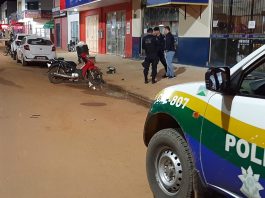 Motociclista sofre queda ao passar por faixa elevada não sinalizada