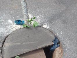 Bueiro com tampa quebrada no meio da rua gera protesto de moradores no conjunto BNH em Vilhena