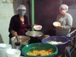 Grupo de amigos entrega sopa e marmitas a famílias carentes de Vilhena