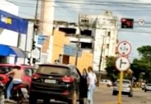 VÍDEO: mulher estaciona carro em frente a semáforo e tumultua trânsito em horário de pico no centro de Vilhena