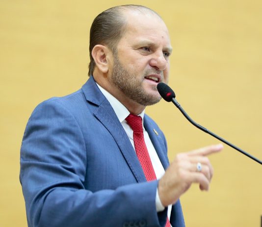 Cirone Deiró atribuiu agravamento da crise na saúde a falta de gestão e comprometimento do secretário Fernando Máximo