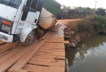 Ponte não suporta peso e caminhão carregado com areia quase cai em rio na área rural de Cabixi