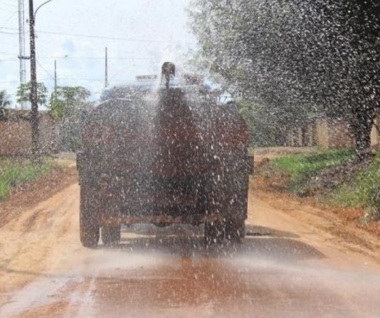 Em Vilhena, morador chama polícia por suposto uso de água potável para molhar ruas enquanto falta nas casas do 5º BEC; secretário esclarece