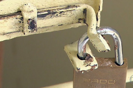 Ladrão quebra cadeado, solta cachorro e furta chácara em Vilhena