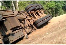 Motorista perde controle de direção e tomba carreta na BR-435 próximo a Colorado; vídeo