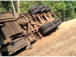 Motorista perde controle de direção e tomba carreta na BR-435 próximo a Colorado; vídeo