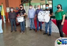 Ezequiel Neiva entrega instrumentos musicais para a fanfarra da escola Tancredo Neves em Cerejeiras