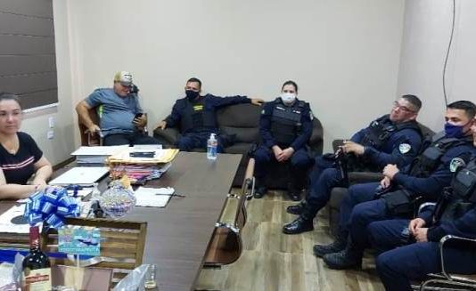 Ex-comandante da PM visita prefeita e apresenta projeto de segurança em Chupinguaia