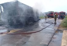 Caminhão pega fogo após acidente na BR-364 em RO