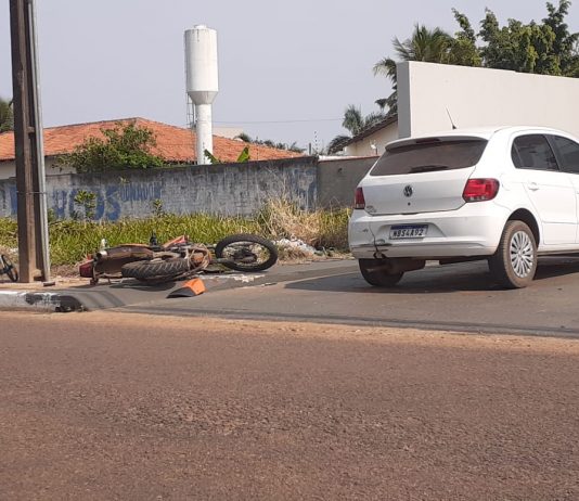 Motoqueiro tenta ultrapassagem pela direita e provoca acidente em Vilhena