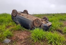 Mulher perde controle de veículo e capota as margens da BR-174 em Vilhena