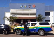 Dupla faz menção de estar armada e rouba celulares em Vilhena