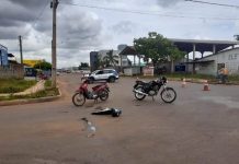 Mulher é levada ao hospital após colisão entre motos em Vilhena