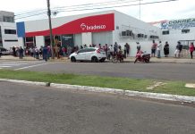 Fila quilométrica em porta de banco deixa aposentados irritados em Vilhena