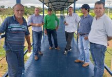 Ezequiel Neiva inspeciona passarela construída no parque de exposição de Colorado