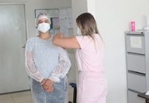 COVID-19: médica e enfermeiras são primeiras a serem vacinadas em Colorado