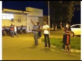 VÍDEO: grupo faz corrente de oração e canta louvores em frente ao hospital em Colorado