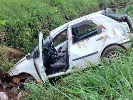 VÍDEOS: mais um veiculo perde controle e cai em galeria pluvial de Vilhena