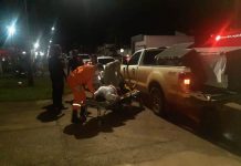 Motociclista é socorrida ao hospital após bater em traseira de caminhonete em Vilhena