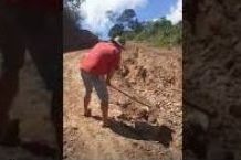 Moradores se unem para consertar estrada velha de Colorado que está abandonada pelo poder público; fotos e vídeos