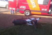 Corpo de Bombeiros socorre motociclista após colidir com caminhonete em Vilhena
