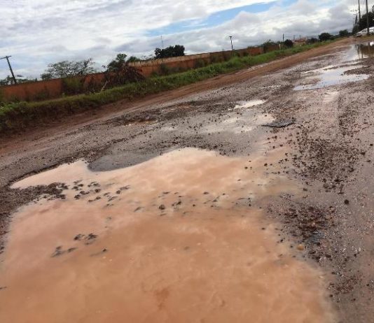 Morador reclama da inércia do poder público e mostra fotos das péssimas condições de um trecho da Avenida Brigadeiro em Vilhena