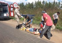 Motoqueiro diminui velocidade para passar quebra-molas e é atingido por carro próximo frigorífico em Vilhena