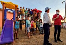 Vilhena vive “o pior momento da pandemia”, mas prefeito inaugura parquinhos em praças com aglomeração de crianças