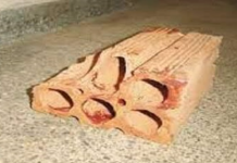 Em RO, homem ataca ex-mulher a tijolada, coloca fogo em residência e foge