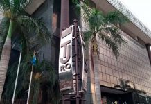 É SEXTA: advogado pioneiro recebe homenagem com placa no Fórum de Cacoal