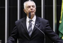 Nazif vota a favor de inclusão da educação bilíngue para surdos em lei de educação nacional