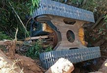 Ponte não suporta peso de PC da prefeitura e desaba durante obra em Corumbiara