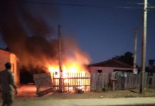 CEREJEIRAS: carro de PM é incendiado dentro de quintal e coloca casa em risco