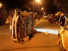 Em Cacoal, motorista perde controle, bate em outro veículo e capota no meio da rua