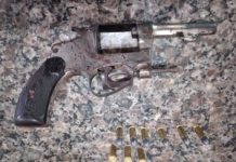 PM prende mulher que guardava arma de fogo pertencente a facção criminosa em Cacoal