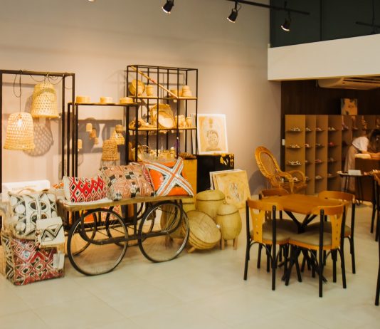 Feira reúne exposição de arte indígena com esculturas de metal, artesanato, moda e gastronomia