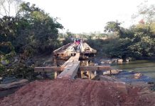 Produtores rurais se arriscam em ponte quase caindo em Primavera de Rondônia