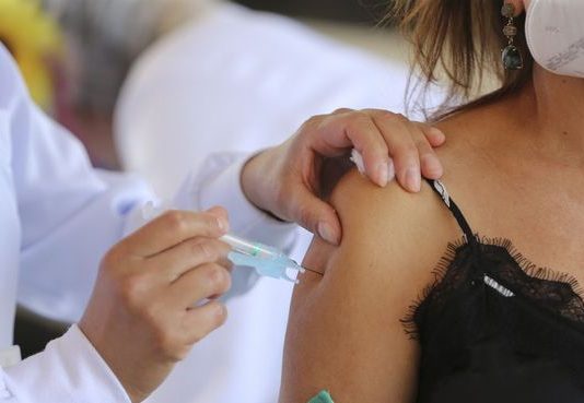 Homem tenta suspender vacinação contra covid-19, mas ação é extinta pela justiça em RO