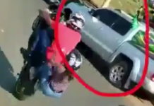 VÍDEO: manifestante flagra momento em que motociclista empina e mulher cai da garupa de veículo em Vilhena