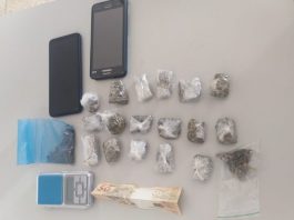 Policiais entram em banheiro para fazerem necessidades e acabam prendendo jovem com 10 invólucros de maconha em Vilhena