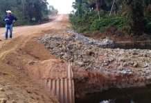 DER atende reivindicação do deputado Luizinho Goebel e substitui ponte de madeira por tubo armco na área rural de Cerejeiras