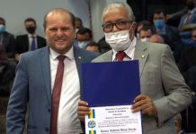 Cirone Deiró homenageia pastor Roberto Varjão com “Medalha de Mérito Legislativo”