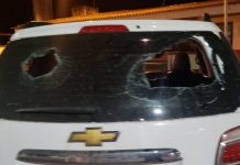 Suspeitos gravam vídeo e são presos após danificarem mais de 10 veículos na madrugada; com a dupla, polícia encontrou uma faca e alicate