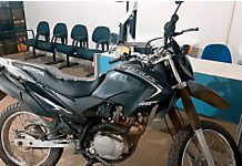 Furtada em Rolim de Moura, moto é encontrada abandonada pela Polícia Militar em bairro de Cacoal