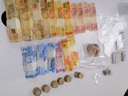 Policiais tentam alertar moradores que estavam com casa e carro abertos e acabam apreendo drogas em Vilhena